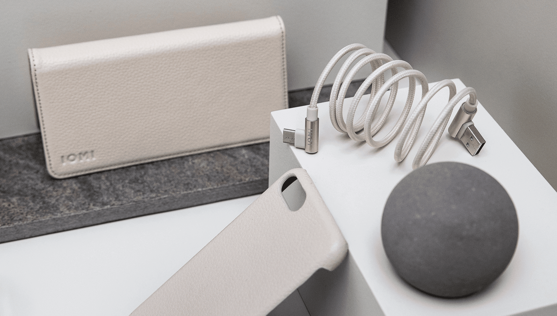 iomi-campaing-beige